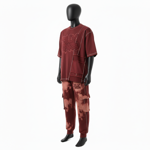 Ensemble jogging cargo pour homme en coton éponge 240 GSM, couleur bordeaux, avec empiècements patchwork, t-shirt et pantalon brodés avec logo. - Product Image 4