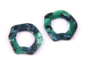 Boucles d'oreilles en résine faites à la main avec un design unique, de qualité supérieure, style moderne pour femmes et filles, idéales pour les fêtes - Product Image 3