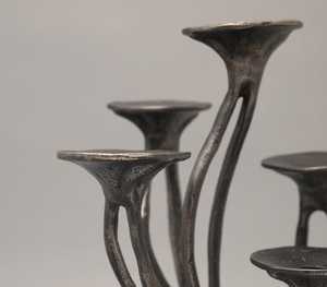 Candelabro de aluminio con acabado negro rústico y cinco portavelas para decoración del hogar, diseño duradero. - Product Image 2