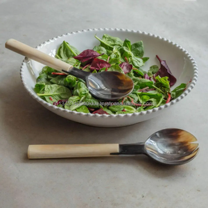 Ensemble de service à salade en corne de buffle fait à la main avec poignée en os Couverts élégants pour cuisines indiennes Couverts à manger faits à la main - Product Image 1