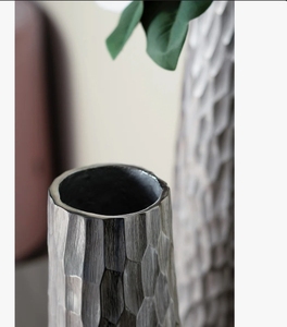 Florero de Metal Martillado Hecho a Mano - Recipiente Floral de Arte Moderno en Plata Texturizada para Decoración de Hogar de Lujo y Sala de Estar - Product Image 2