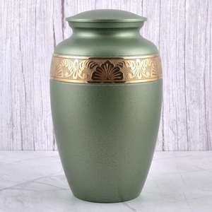 Urna Funeraria de Latón con Banda Floral Verde y Dorada, Superficie Mate, para Cenizas Humanas, Recuerdo Funerario y Entierro - Product Image 1