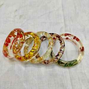 Pulsera de resina pulida con acabado liso, joyería de resina con efecto cristal, pulseras de resina artesanales, pulsera de resina con flores secas - Product Image 3