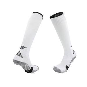 Fabrication en gros de chaussettes de football antidérapantes à manches longues personnalisées avec logo, chaussettes en coton avec lettres, chaussettes de sport pour hommes - Product Image 5