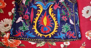 Chaleco tradicional afgano para hombre en azul marino intenso con detalles de espejo plateado y flecos de monedas, chaleco tribal Kuchi para uso cultural. - Product Image 4