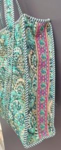 Sacs fourre-tout tendance en coton indien traditionnel avec imprimés faits à la main, design matelassé, fermeture éclair et décorations en chaînes - Product Image 5
