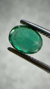 Émeraude naturelle zambienne rare de 0,85 ct, taille ovale, pierre précieuse verte, qualité joaillerie fine, Jai Narayan Gems Oval088 - Product Image 2