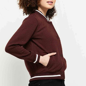 Veste universitaire pour femme, style moderne avec des touches rétro de l'université, confortable et durable, idéale pour la superposition. - Product Image 2