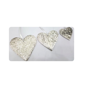 Adornos Colgantes de Corazón Hechos a Mano en Metal Texturizado, Ecológicos, de Alta Calidad, en Varios Tamaños, con Cuerdas Plateadas para Bodas y San Valentín - Product Image 3