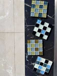 Sous-verre en verre mosaïque à motif quadrillé bleu clair solide - Product Image 3