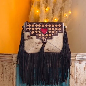 Bolso Cruzado de Piel Genuina Venus Leathers con Diseño Floral y Patrón de Letras, Hecho a Mano, Estilo Western, con Cremallera, Portátil para Viaje - Product Image 3