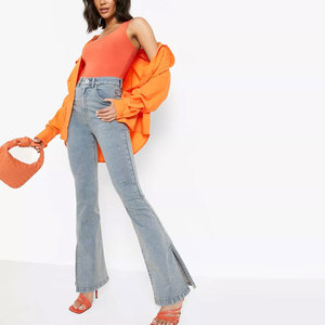 Jean évasé taille haute en denim délavé pour femme avec fente avant, extensible et longueur intégrale - Product Image 5