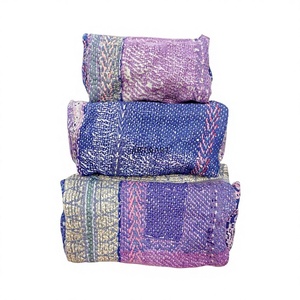 Bolsa de Maquillaje Grande y Duradera con Cierre de Cremallera, Diseño de Borlas y Tela Kantha de Algodón, Ecológica, con Asa Suave - Product Image 1