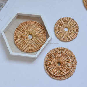 Posavasos de mimbre natural tejido a mano para decoración de mesa ecológica y rústica Juego de 6 posavasos que incluye caja - Product Image 3