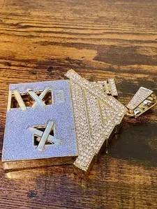Colgante de casa estilo hip hop con incrustaciones de moissanita y diamantes micro pavé, de plata de ley 925 chapada en oro - Product Image 3