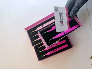 แหนบดัดขนตาปลายแหลมสีชมพูสด 45/90/ตรง ผลิตจากสแตนเลสเคลือบสีเงิน ป้องกันแม่เหล็ก ป้องกันไฟฟ้าสถิต ใช้งานได้ลื่นไหล - Product Image 1