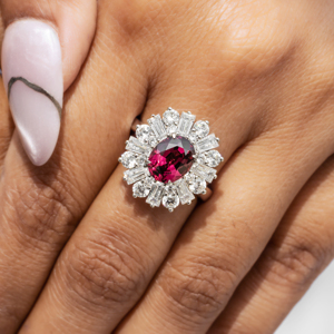 Anillo de Plata de Ley S925 con Granate Cultivado en Laboratorio, Diseño Ovalado con Halo de Diamantes CZ, Anillo de Cóctel para Mujer, Talla Estadounidense 6, Estilo JR106Y - Product Image 4