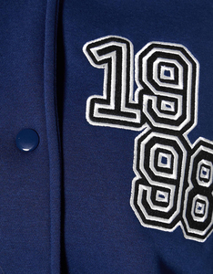 Chaqueta Bomber Corta Estilo Universitario para Mujer al por Mayor, Chaqueta Varsity Personalizada con Letras, Moda Urbana, Estilo Universitario, Fabricación OEM - Product Image 4