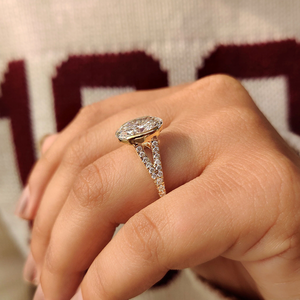 Anillo de compromiso de diamante ovalado cultivado en laboratorio de tamaño personalizado con banda de tallo dividido de oro de 14K para mujer, joyería de moda para bodas y fiestas. - Product Image 3