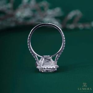 Bague de fiançailles de luxe en or blanc 18 carats avec diamant de laboratoire taille émeraude 6,06 carats, halo caché et pavé, bijoux personnalisés directement de l'usine - Product Image 6