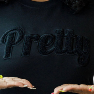 T-shirt en chenille noir élégant avec lettres grecques brodées, en coton premium, décontracté, pour sororité - Product Image 5