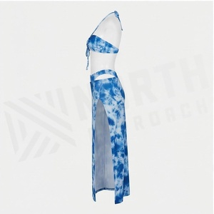 Ensemble 2 pièces tie-dye bleu pour femme, haut croisé à bretelles avec jupe, tankini extensible, vêtements de plage - Product Image 5