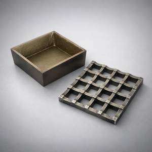 Cenicero decorativo de metal hecho a mano, diseñado para ser simultáneamente funcional y elegante. Su material duradero garantiza un uso prolongado. - Product Image 1