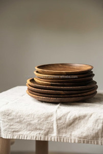 L'art de servir une assiette en bois avec une touche d'artisanat Plats avec une touche artistique - Product Image 3