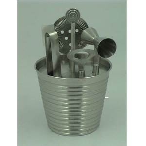 Ensemble de barware de qualité supérieure en 6 pièces, shaker à cocktails en acier inoxydable, kit de barman avec seau à glace portable et accessoires de bar professionnels - Product Image 1