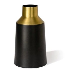 Vase en métal noir mat de style nordique avec col en laiton doré |   Vase de centre de table de luxe industriel pour la décoration de mariage et d'hôtel - Product Image 1