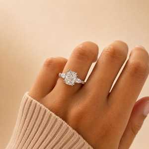 Anillo de Tres Piedras con Diamante de Corte Cojín de 2.00 Quilates de Alta Calidad, Corte Pera Lateral, Cultivado en Laboratorio, Oro Sólido de 14K, Regalo Romántico para Ella - Product Image 1