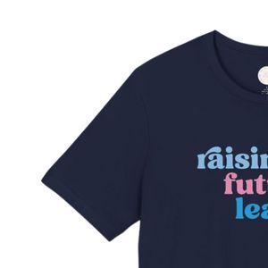 T-shirt en coton doux à col rond et manches courtes, motif « Family Leadership », bleu marine, vêtement décontracté pour tous les jours - Product Image 3
