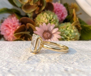 Anillo de Compromiso de Lujo con Moissanita Corte Esmeralda de Lurba Jewels, Chapado en Oro de 18k sobre Plata de Ley, con Engaste de Garras, para Mujer - Product Image 3