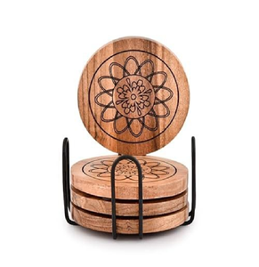 Sous-verres en bois naturel clair avec des gravures radiales profondes et un support, disponibles à prix de gros pour les maisons minimalistes. - Product Image 4