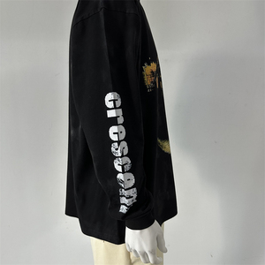 เสื้อยืดผู้ชายคอวีทรงโอเวอร์ไซส์ ผ้าฝ้าย 100% สีขาวดำ ลายกราฟฟิตีแบบสาดสี ทำสีแบบพิเศษจากโรงงาน ป้องกันรอยยับ - Product Image 6