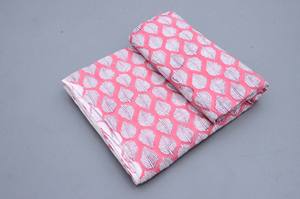 Tissu 100% coton doux et pur à imprimé floral pour vêtements - Robe indienne pour robes, rideaux, vêtements de nuit, jouets - Léger - Product Image 4