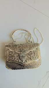 Sac de soirée artisanal en métal en forme de poisson avec fermeture à cadenas, 7 pouces, petite capacité, doublure en PU, toutes saisons, Uttar Pradesh - Product Image 3