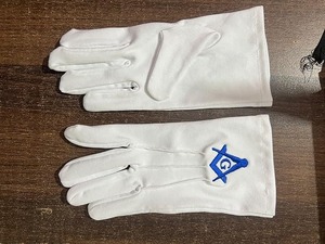 Gants en coton 100% brodés à la machine avec le symbole de la franc-maçonnerie (compas et équerre) de la Loge Bleue, blancs. - Product Image 4