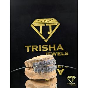Grillz dentaire en argent sterling 925 avec diamants Moissanite Iced Out, bijoux hip-hop personnalisés, accessoire de sourire de luxe par Trisha Jewels - Product Image 5