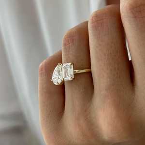 Anillo de diamantes cultivados en laboratorio Toi et Moi de 4 quilates con esmeralda y pera, anillo de dos piedras, oro amarillo de 14k, certificado por IGI - Product Image 5