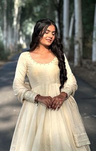 Magnifique ensemble Salwar Kameez multicolore à col rond avec broderies fantaisie et dupatta pour mariée, idéal pour les fêtes. - Product Image 4