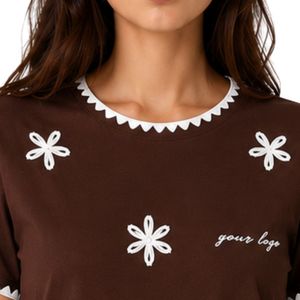 Camiseta de Mujer Color Chocolate con Bordado Floral, Ribete Blanco en Contraste, Cuello Redondo, Manga Corta, Estilo Casual, Personalizable OEM - Product Image 5