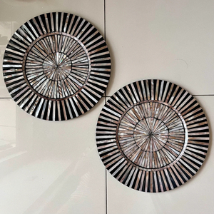 Assiette de présentation en métal au design élégant avec finition mosaïque, idéale pour la maison et les restaurants haut de gamme, à prix raisonnable, en provenance d'Inde. - Product Image 4