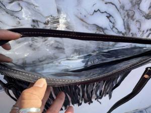 กระเป๋าหนังแท้ลายแกะสลักด้วยมือ รุ่นใหม่ล่าสุด ปี 2026 พร้อมพู่หนัง ดีไซน์โปร่งใสทันสมัย ใช้งานได้หลากหลาย เหมาะสำหรับผู้หญิง - Product Image 6