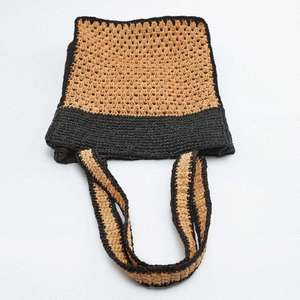 Experimente la elegancia contemporánea hecha a mano con este encantador bolso de hilo natural con un cuerpo de ganchillo bicolor y correas. - Product Image 4