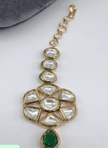 Vernis à l'or antique de qualité supérieure avec des pierres Look Tikka bijoux de cheveux Style traditionnel pour la collection de vêtements de mariage pour les femmes - Product Image 2