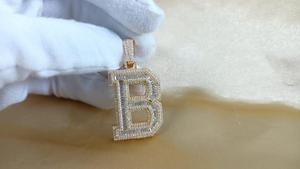 จี้เพชรโมอิสซาไนต์ทรงบาแกตต์ 3 กะรัต ตัวอักษร 'B' ชุบทองคำขาว 14K ดีไซน์หรูหราสไตล์ฮิปฮอป เงินแท้ 925 สำหรับทั้งชายและหญิง - Product Image 5