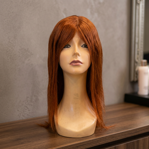 Peluca de Cabello Humano Rojo Liso con Flequillo Completo, Longitud Media, Exhibida en Cabeza de Maniquí - Product Image 3