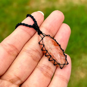 สร้อยคอจี้หินซันสโตนสีชมพูทำมือ เชือกสีดำ พลอยธรรมชาติ สไตล์โบโฮ เครื่องประดับคริสตัลบำบัดสำหรับผู้หญิง - Product Image 2