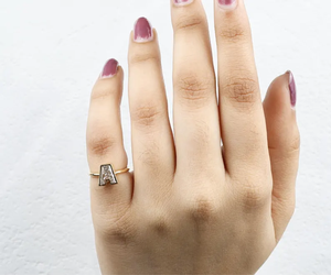 แหวนตัวอักษรเงินแท้แบบมินิมอล สลักชื่อได้ แหวนเพชรแล็บโกรว์ 18k ของขวัญสำหรับทุกเพศ - Product Image 1